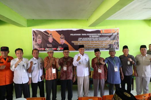 Buka Pelatihan Para Pemangku dan Perangkat Adat, Plt Bupati: Pemerintah Komit Sejahterakan Pemangku Adat